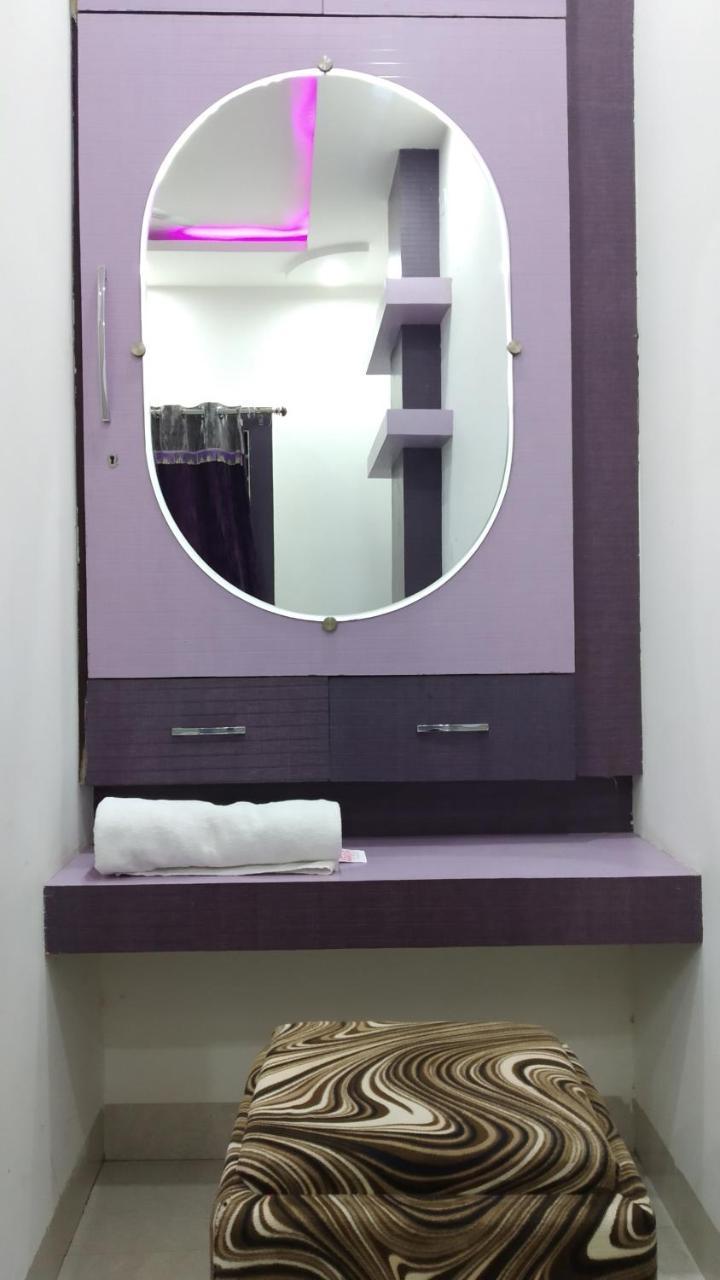 Hotel Nikunj Ashta  Szoba fotó